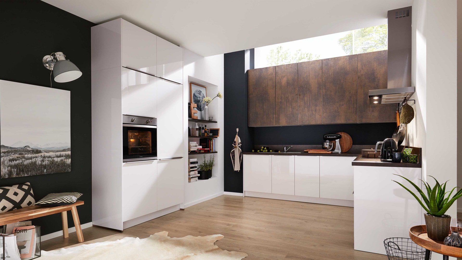 Einbauküche Interliving aus Holz in Weiß Interliving Küche Serie 3034 mit privileg Einbaugeräten Weiß & Kupfer Oxid - zweizeilig