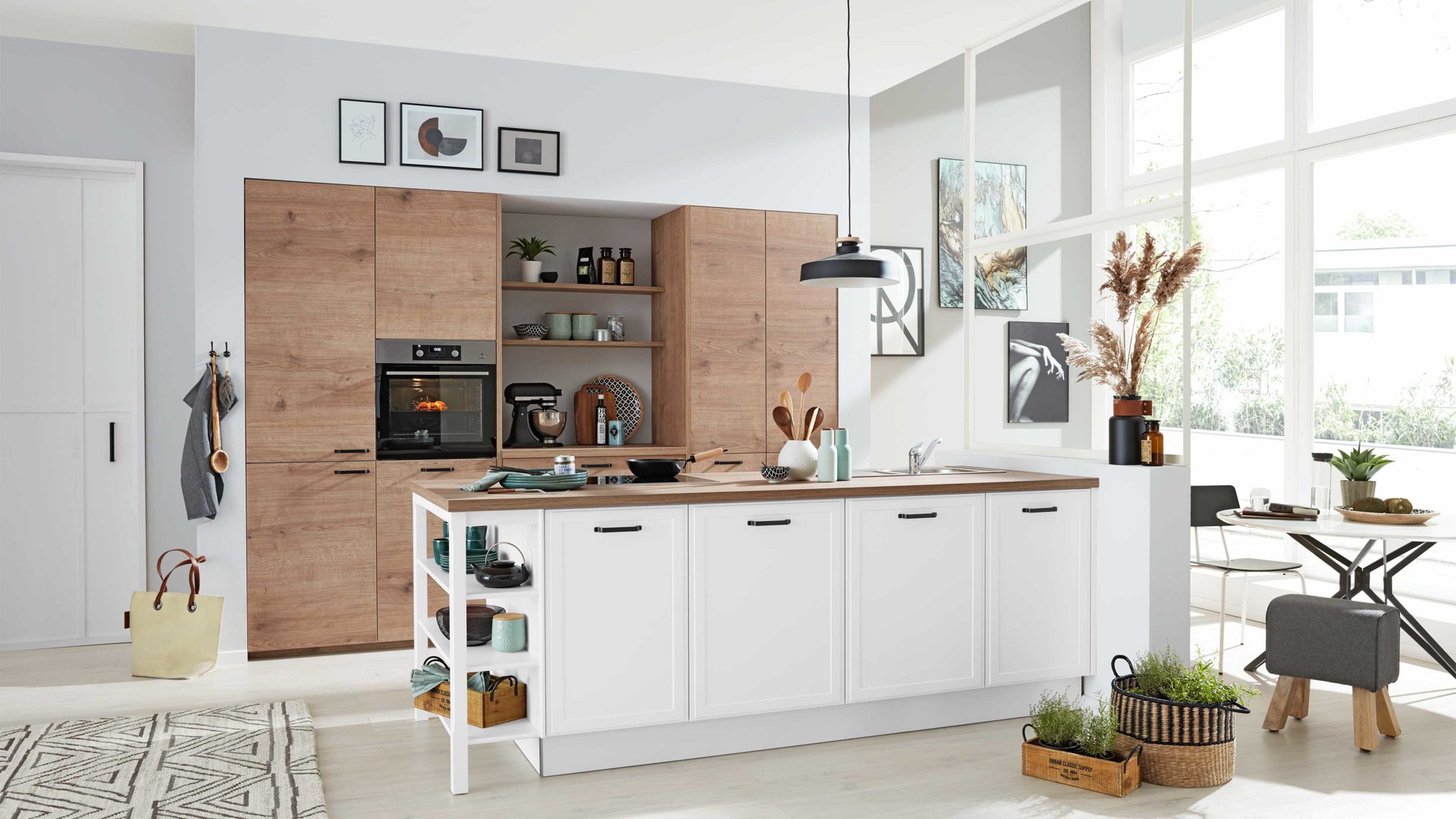 Einbauküche Interliving aus Holz in Weiß Interliving Küche Serie 3036 mit AEG-Einbaugeräten Weiß & Steineiche - zweizeilig