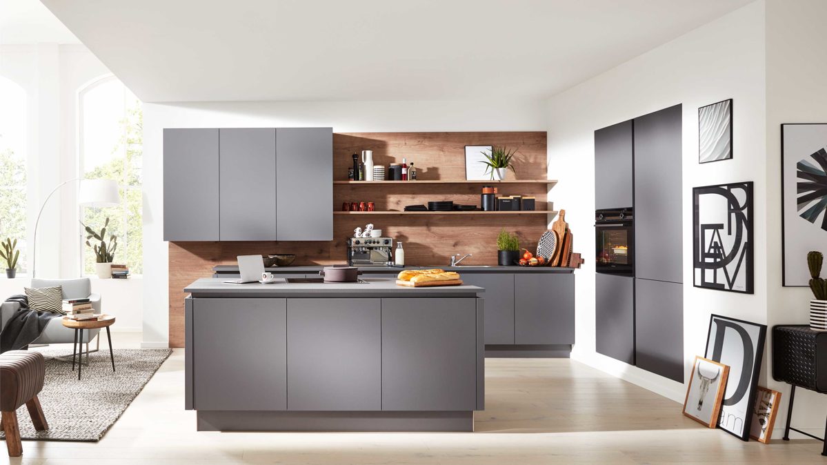 Einbauküche Interliving aus Holz in Grau Interliving Küche Serie 3030 mit SIEMENS Einbaugeräten Quarzgrau & Steineiche - dreizeilig