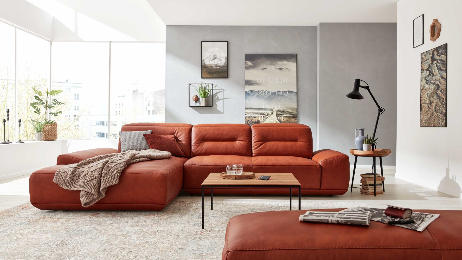 Ecksofa Interliving aus Leder in Orange Interliving Sofa Serie 4000 – Ecksofa cognacfarbenes Leder Z31.50 – Stellfläche ca. 209 x 310 cm