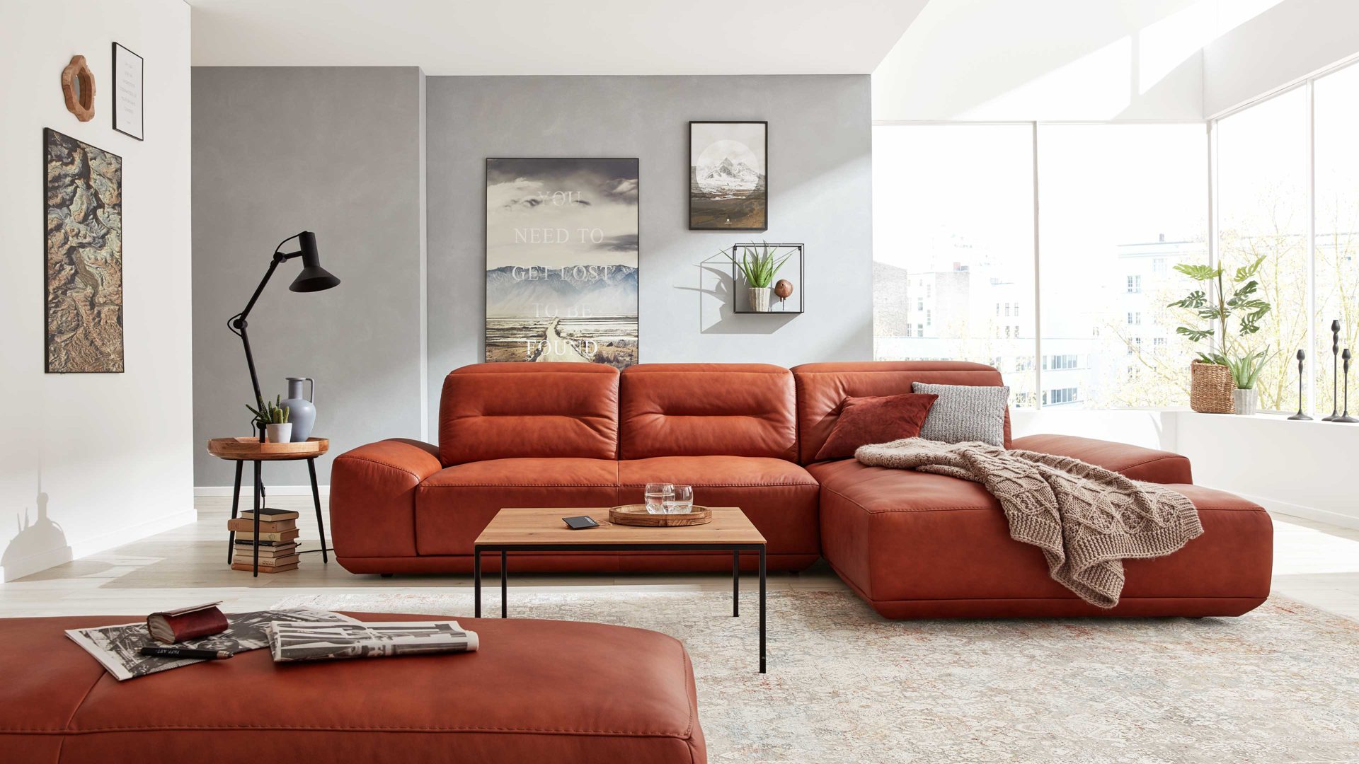Ecksofa Interliving aus Leder in Orange Interliving Sofa Serie 4000 – Ecksofa cognacfarbenes Leder Z31.50 – Stellfläche ca. 310 x 209 cm