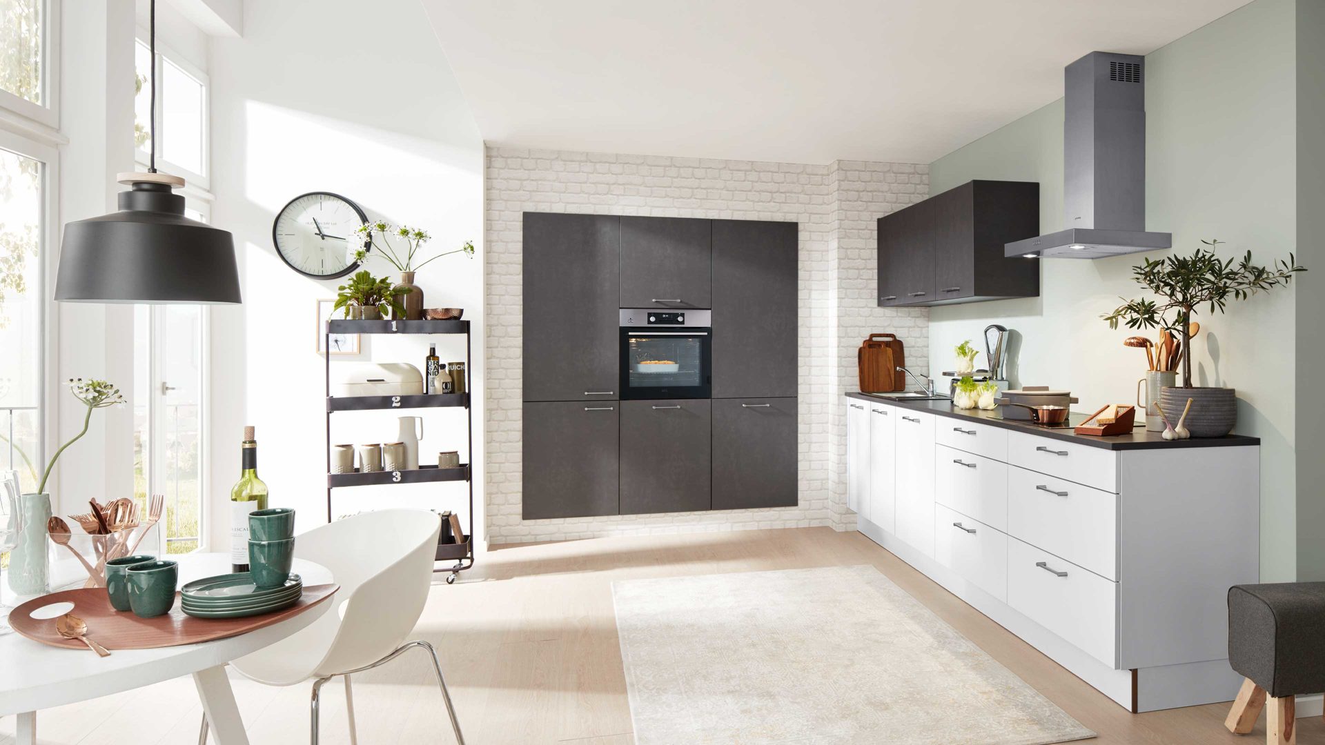 Einbauküche Interliving aus Holz in Grau Interliving Küche Serie 3019 mit AEG Einbaugeräten Weiß & Stahlgrau – zweizeilig