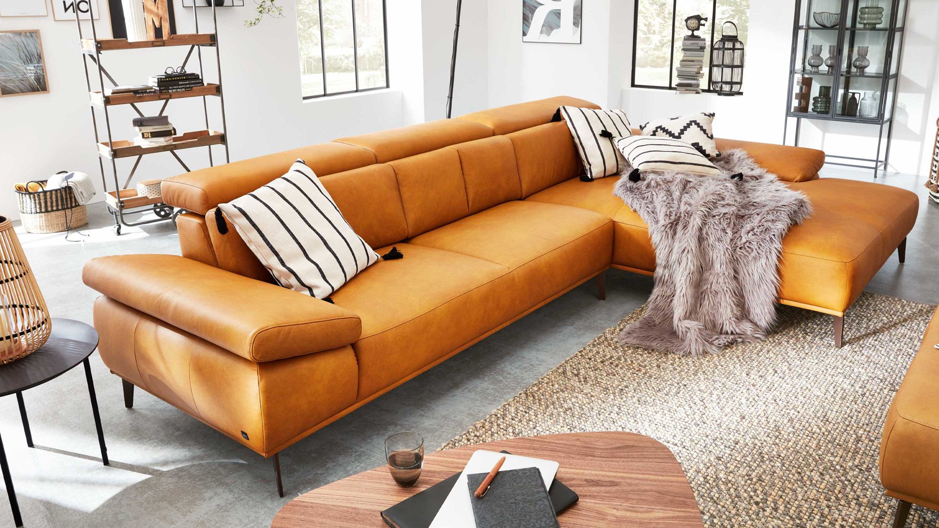 Ecksofa Interliving aus Leder in Orange Interliving Sofa Serie 4002 - Ecksofa kurkumafarbenes Leder Z69-52 – Stellfläche ca. 344 x 204 cm
