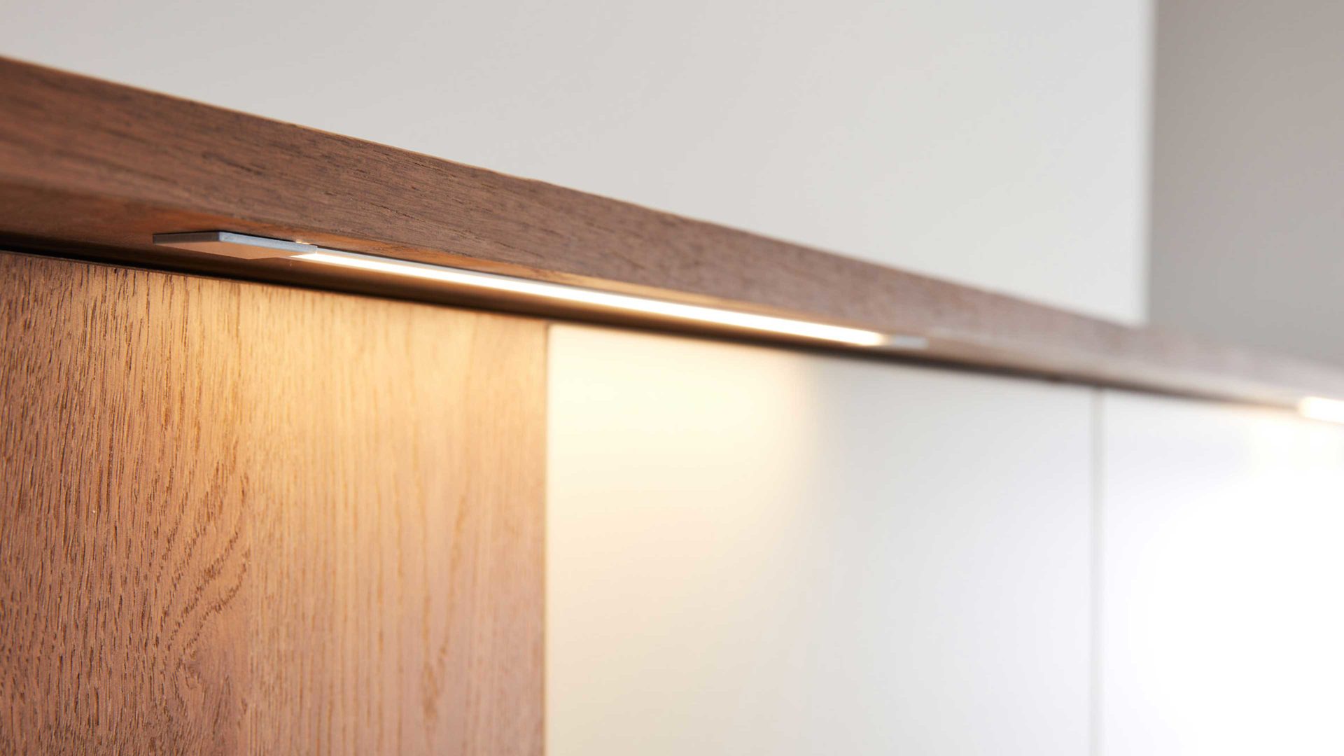LED-Beleuchtung Interliving aus Metall in Metallfarben Interliving Schlafzimmer Serie 1022 – Stabbeleuchtungs-Set 90352 zweiteilig