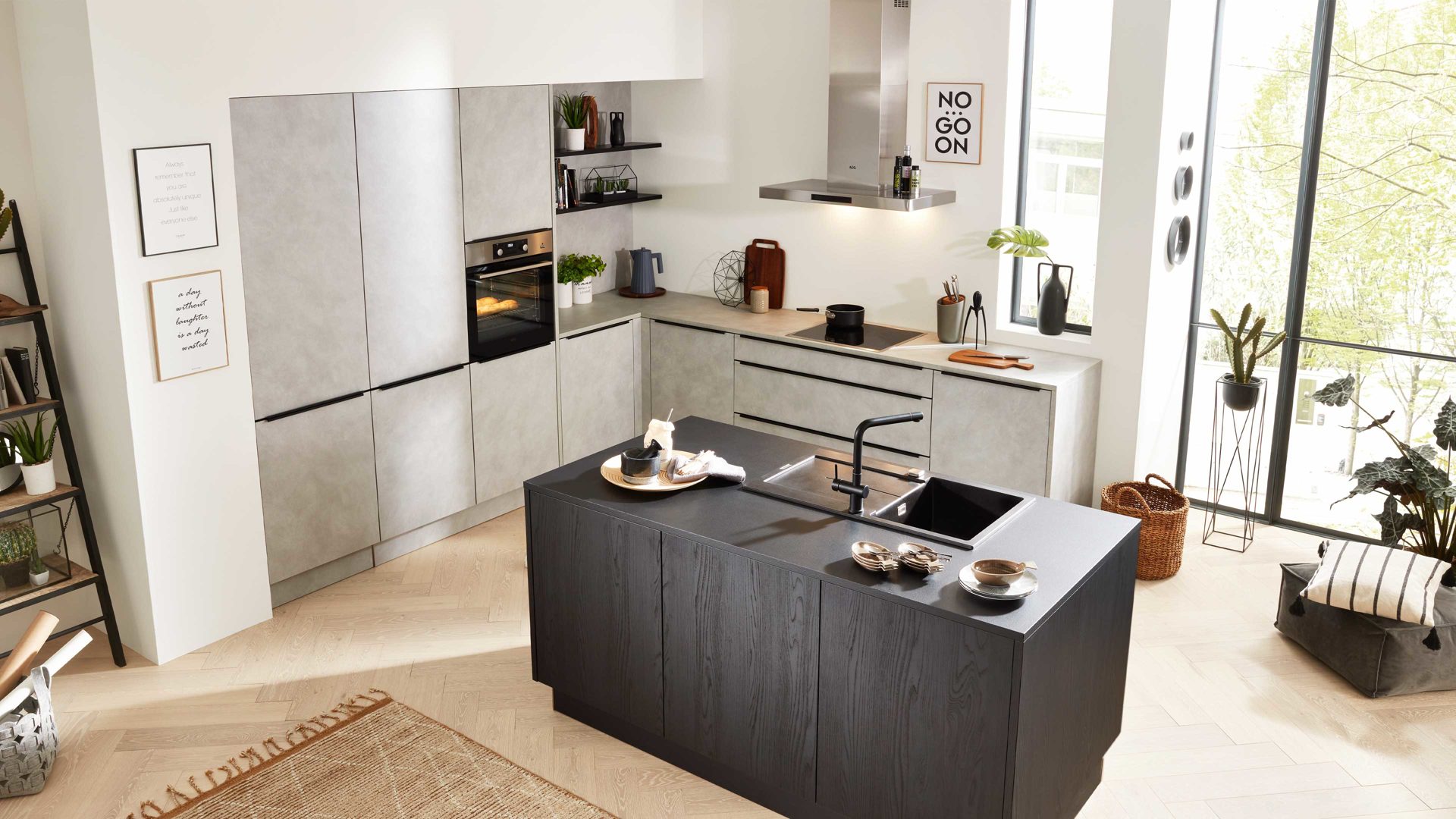 Einbauküche Interliving aus Holz in Grau Interliving Küche Serie 3040 mit AEG Einbaugeräten Zement saphirgrau & Eiche Nero – zweizeilig