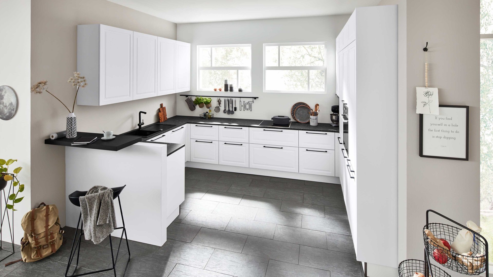 Einbauküche Interliving aus Holz in Grau Interliving Küche Serie 3045 mit AEG Einbaugeräten Weiß – Stellfläche ca. 285 x 400 cm