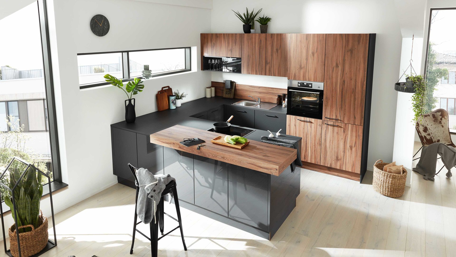 Einbauküche Interliving aus Holz in Holzfarben Interliving Küche Serie 3046 mit AEG Einbaugeräten Sierra Eiche & Graphit - Stellfläche ca. 280 x 315 cm