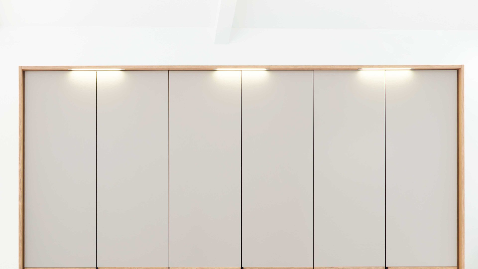 LED-Beleuchtung Interliving aus Kunststoff in Weiß Interliving Schlafzimmer Serie 1023 – Stab-Beleuchtung 90353 drei Leuchten