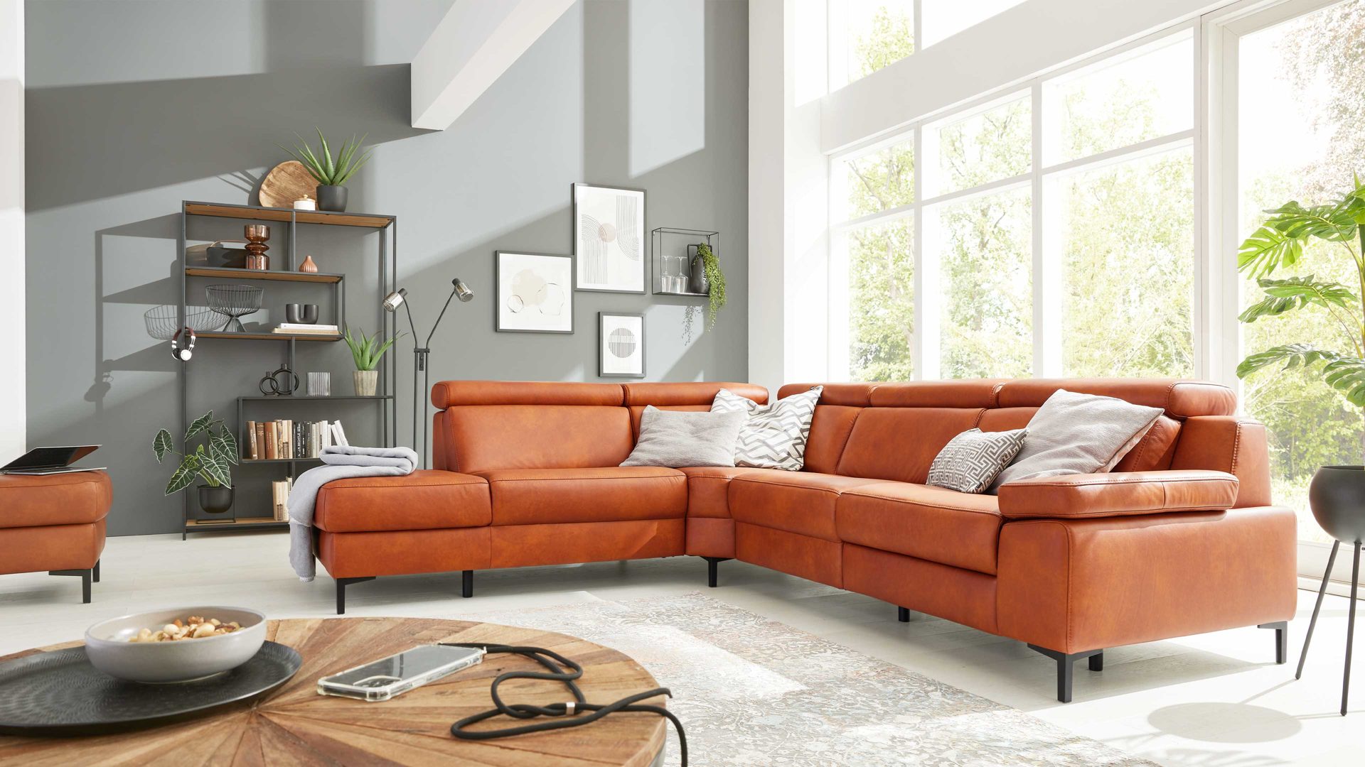 Ecksofa Interliving aus Leder in Orange Interliving Sofa Serie 4060 – Ecksofa cognacfarbenes LongLife-Leder Cloudy - Stellfläche ca. 250 x 285 cm